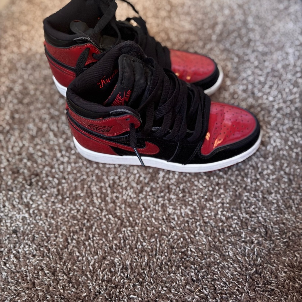 Jordan 1 Retro High OG
4.5Y - Black and Red